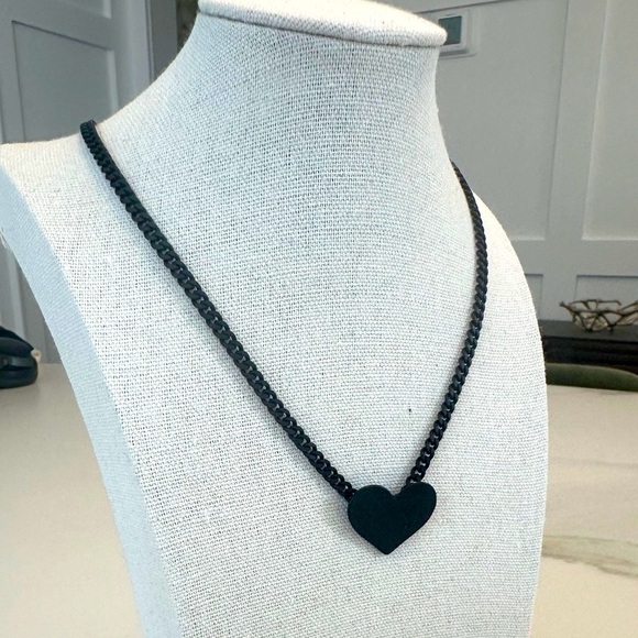 TOVA Black Heart Necklace in Black Smutt - Picture 3 of 12